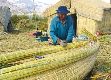 Construyendo un caballito de totora.